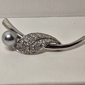 Silertone mid century modern brooch. Leaf and on branch with large faux pearl